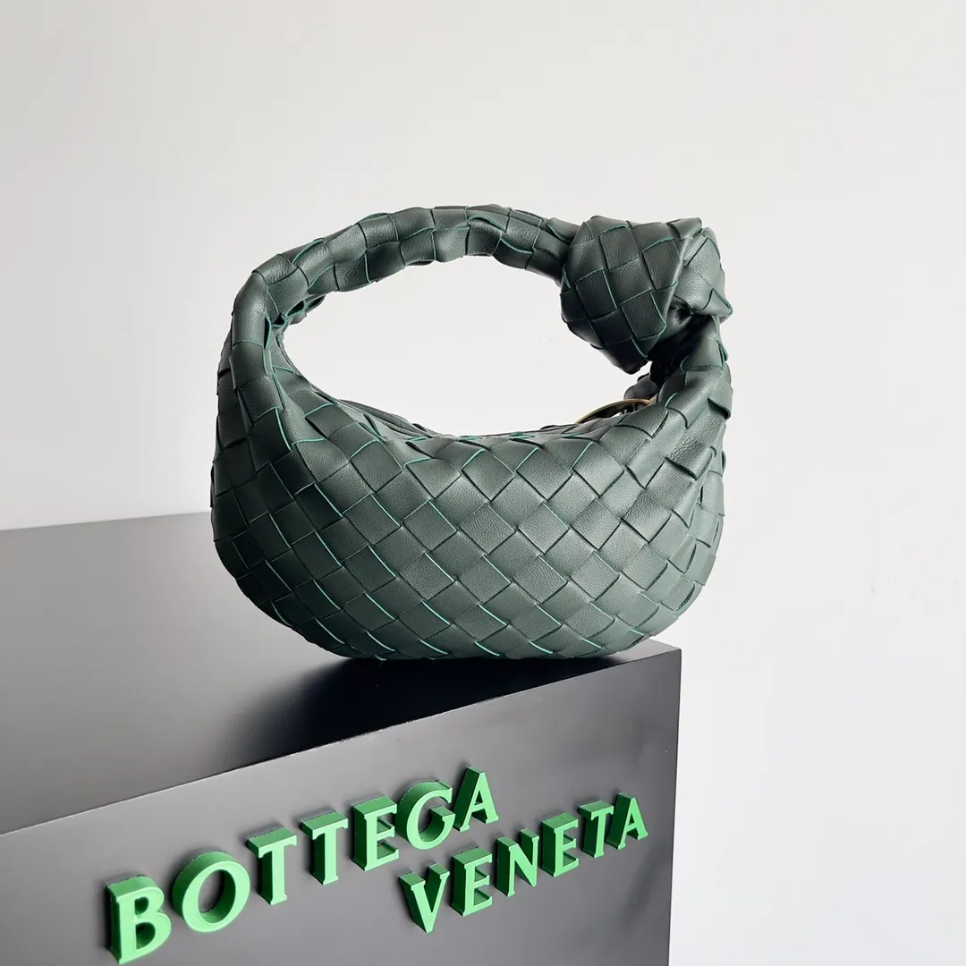 Batch 1120 Bottega veneta͙.——- The latest woven knotted hobo🔥 The top-grade lambskin leather is very soft, the bag shape is unique, practical and durable. It retains the traditional woven elements while being a little more flamboyant ~ Made of hand-woven sheepskin, zipper opening and closing, curved seamless structure, effortless to match. Highly recommended⚠️⚠️⚠️ The most high-end in the market🌈 Welcome to compare [Factory complete package] size: 23x15x5cm.   Model: 651876